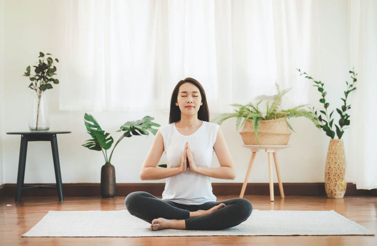 Seorang wanita sedang berlatih yoga